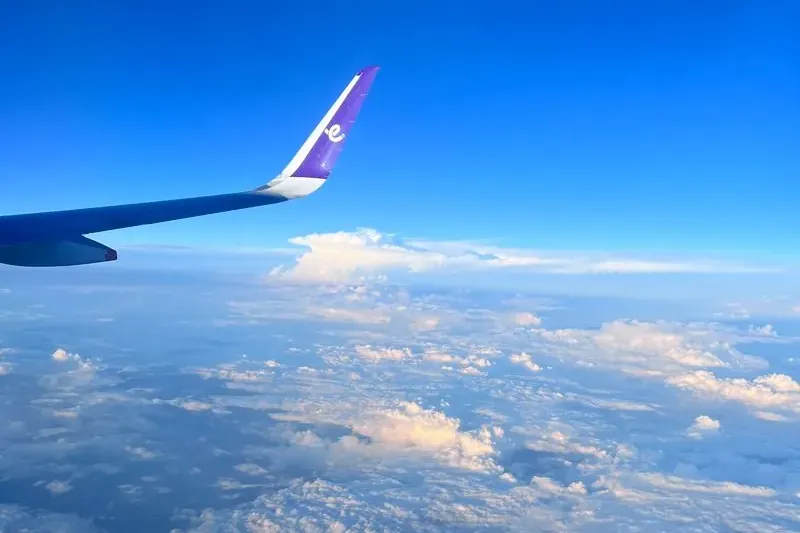 Ett flygplans vinge över ett hav av moln