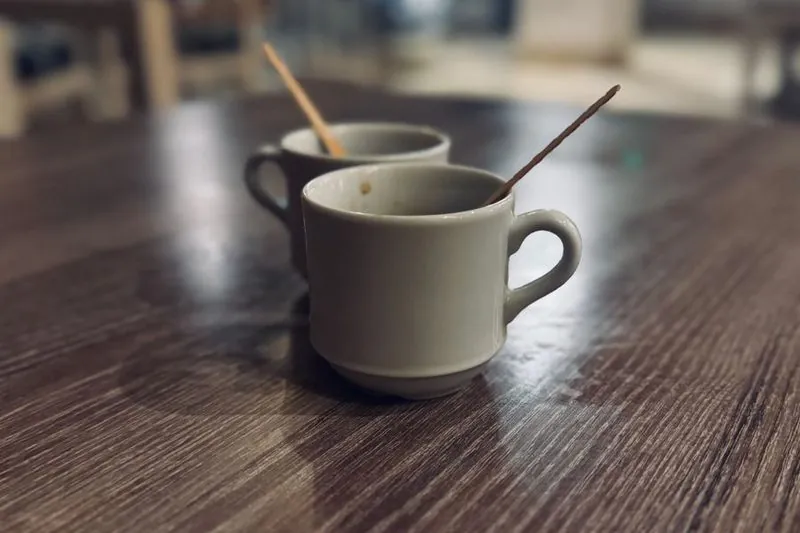 Två kaffekoppar på ett bord