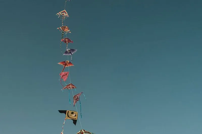 En drake mot blå himmel