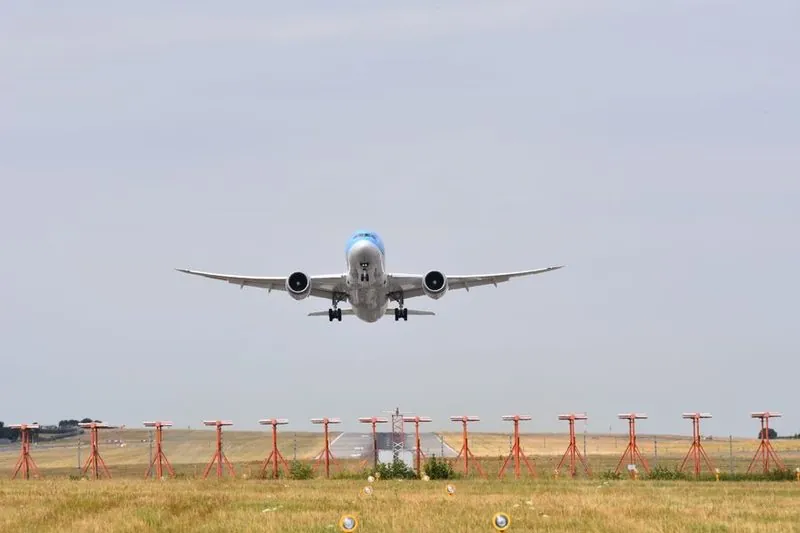 Ett flygplan som lyfter på avstånd