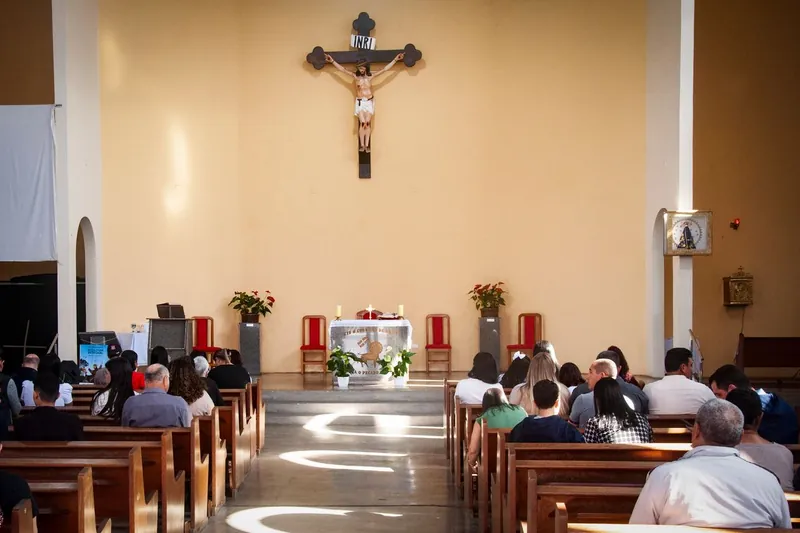 En församling i kyrkbänkarna under en gudstjänst