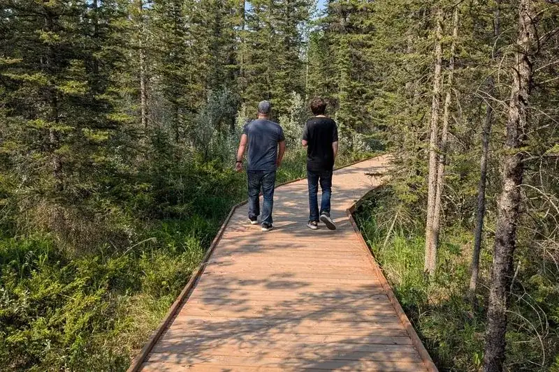 Två personer som går längs en stig