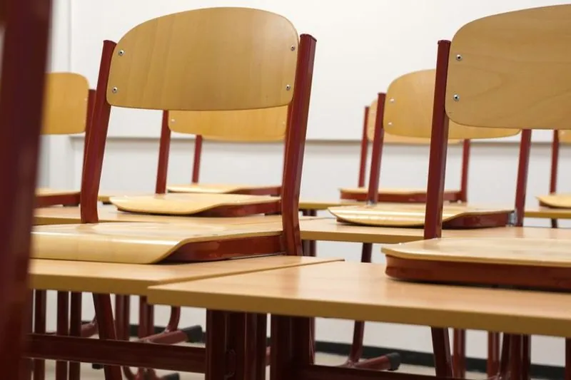 Tomma bänkar i ett klassrum